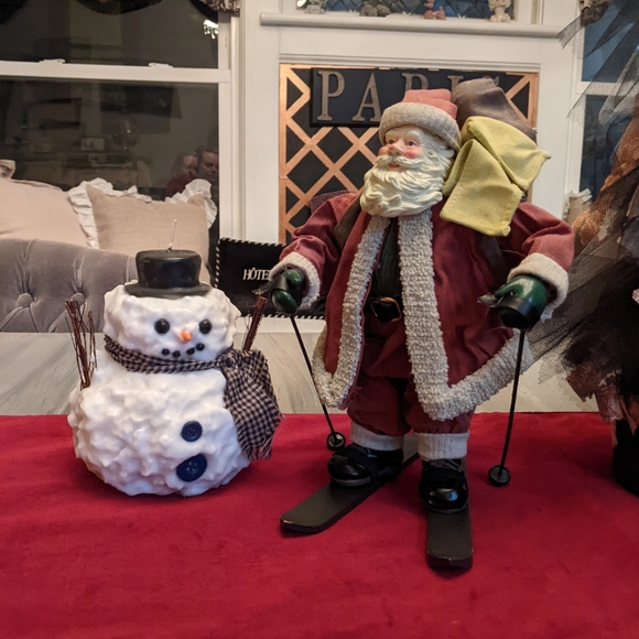 Skiing Santa w gifts - Picture 2 of 9